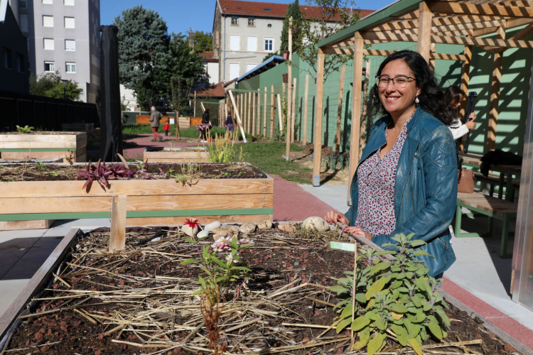 Joséphine Abi Ghanem, membre de l’association en création, est venue s’installer à deux pas du jardin pour profiter de cet espace commun.